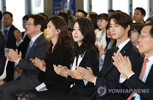 김건희 여사가 23일 서울 중구 한국관광공사 홍보관 '하이커 그라운드'에서 열린 K-관광 협력단 출범식에 참석하고 있다. 왼쪽부터 박보균 문화체육관광부 장관, 이부진 한국방문의 해 위원장, 김건희 여사, 차은우 한국방문의 해 홍보대사, 김장실 한국관광공사 사장.   연합뉴스